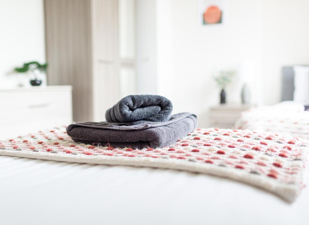 Апартаменты Adrian House, Near Hospital, Easy Parking + Garden Карлайл Экстерьер фото