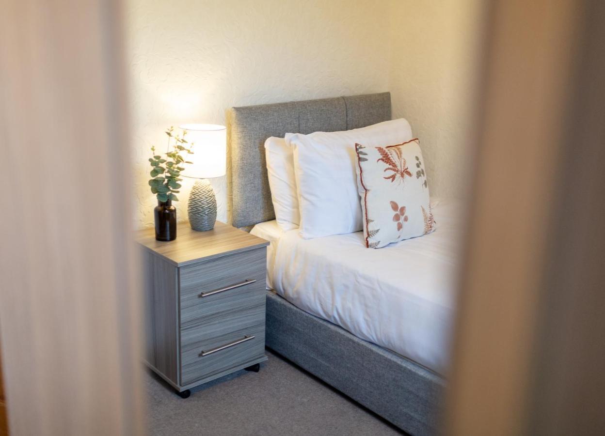 Апартаменты Adrian House, Near Hospital, Easy Parking + Garden Карлайл Экстерьер фото