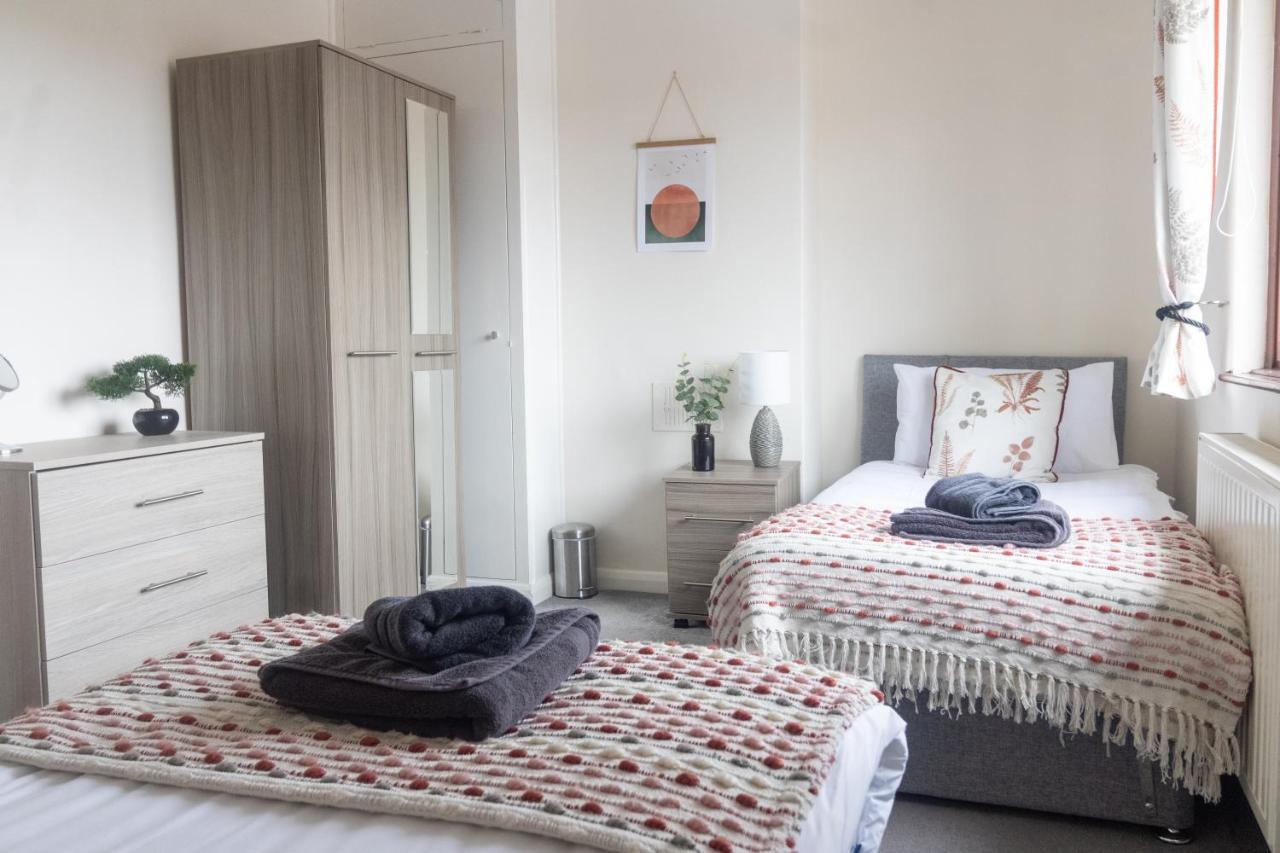 Апартаменты Adrian House, Near Hospital, Easy Parking + Garden Карлайл Экстерьер фото