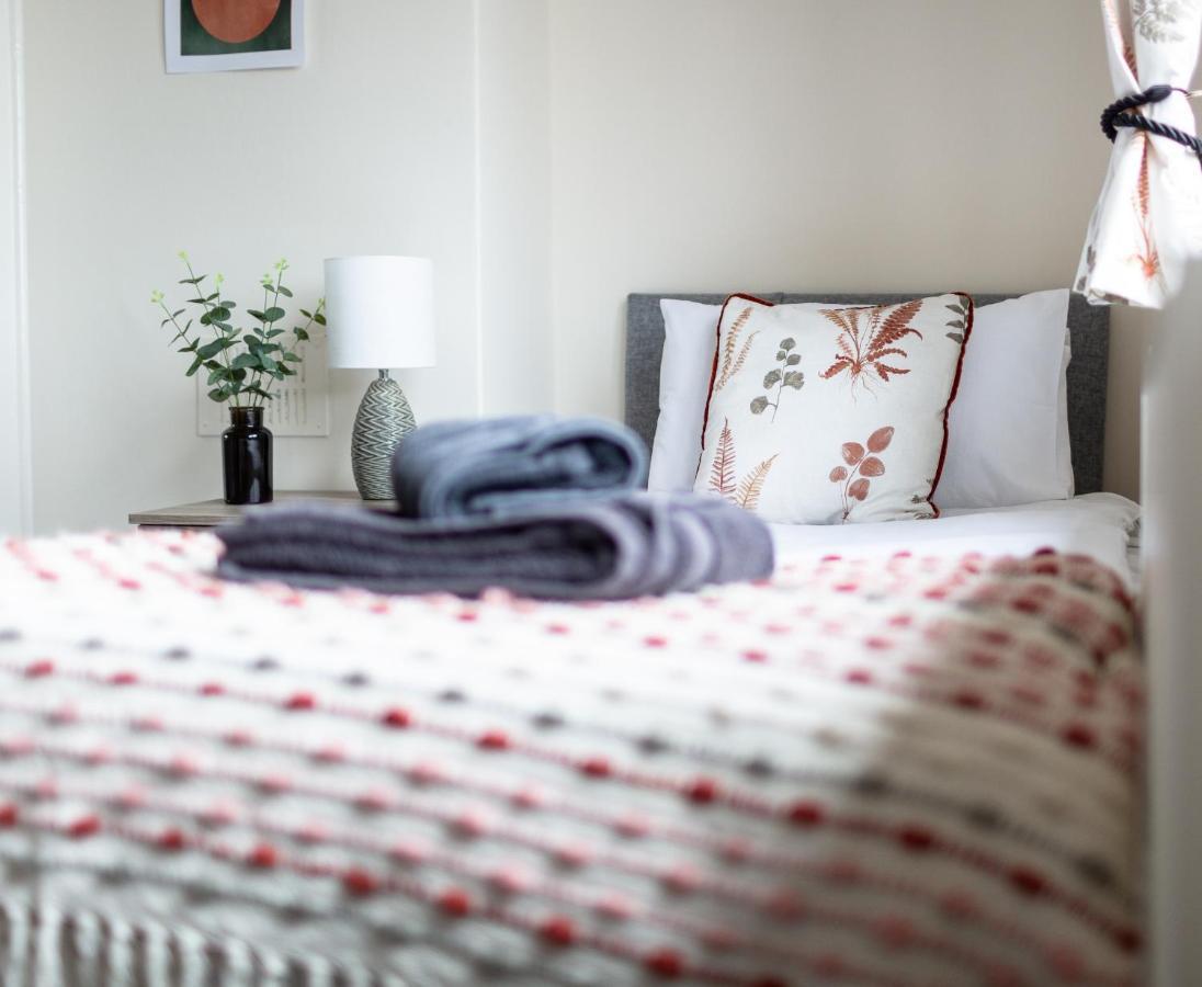 Апартаменты Adrian House, Near Hospital, Easy Parking + Garden Карлайл Экстерьер фото