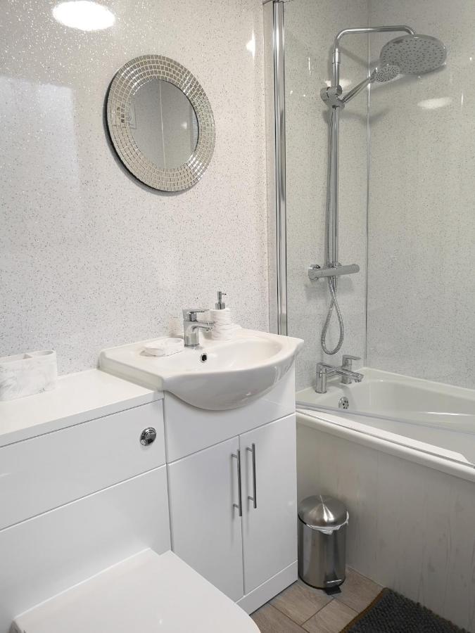 Апартаменты Adrian House, Near Hospital, Easy Parking + Garden Карлайл Экстерьер фото