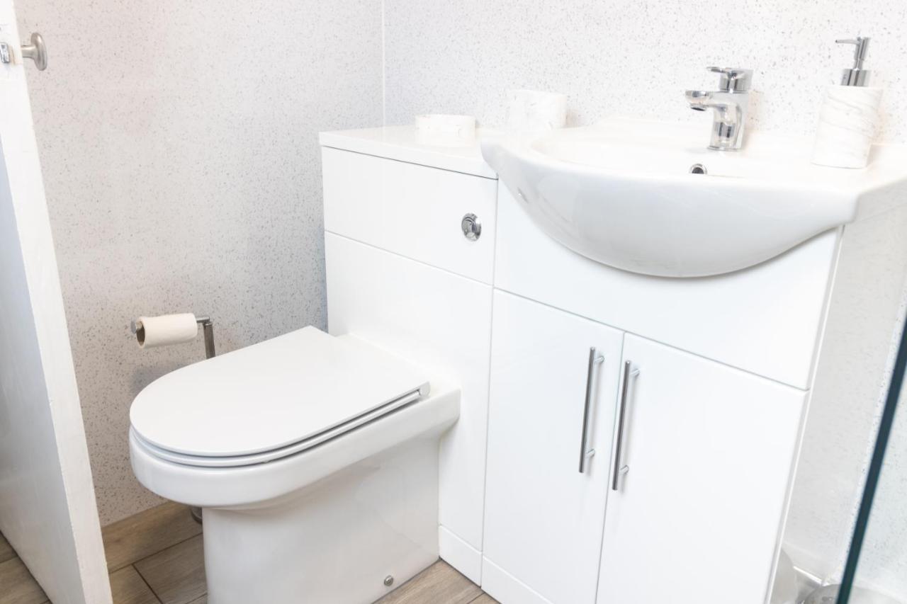 Апартаменты Adrian House, Near Hospital, Easy Parking + Garden Карлайл Экстерьер фото